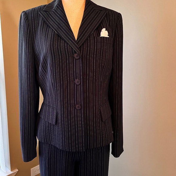 Fully lined 2 piece suit by Kasper - Picture 2 of 3